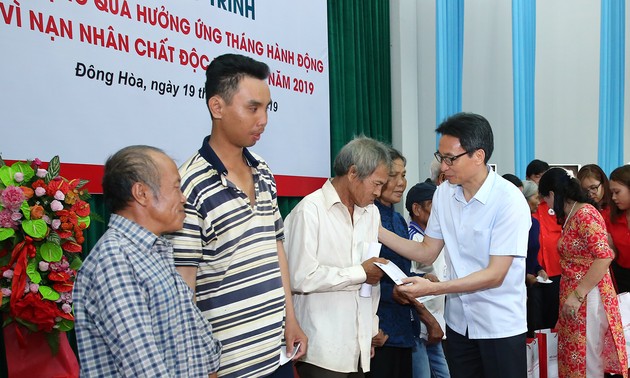 Vize-Premierminister Vu Duc Dam überreicht Agent-Orange-Opfern in Phu Yen Geschenke