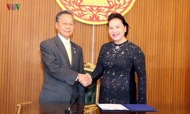 Parlamentspräsidentin Nguyen Thi Kim Ngan trifft Präsidenten des Unterhauses und des Senats Thailands