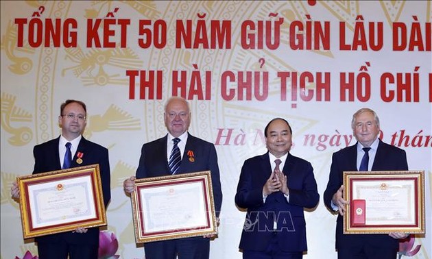 Premierminister Nguyen Xuan Phuc nimmt an der Konferenz über Erhaltung des Leichnams des Präsidenten Ho Chi Minh teil