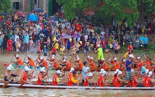 Traditionelles Bootsrennen im zentralvietnamesischen Quang Binh