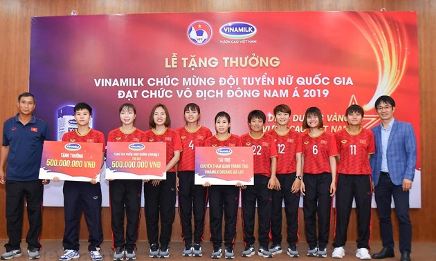 Vinamilk überreicht der vietnamesischen Frauenfußballnationalmannschaft Geschenke