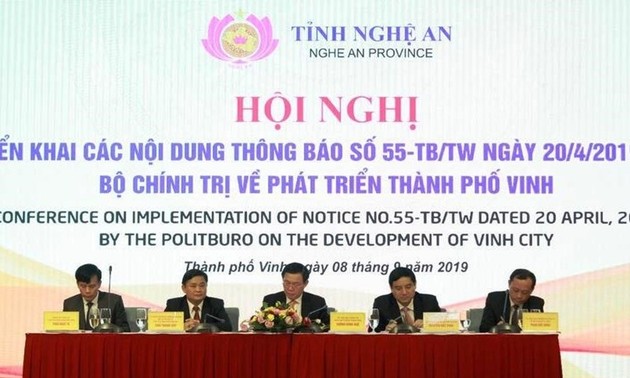 Vize-Premierminister Vuong Dinh Hue nimmt an der Konferenz zur Entwicklung der Stadt Vinh teil