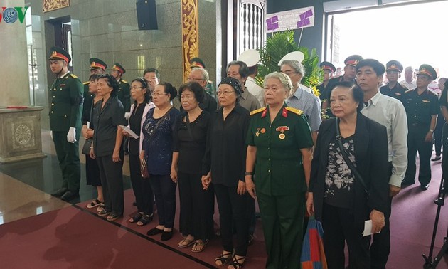 Kameraden, Verwandte und Bekannte besuchen Gedenkfeier für Held der Volkstreitkräfte Nguyen Van Bay