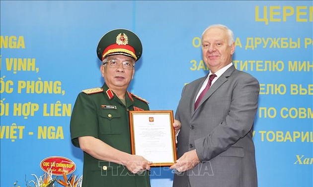 Vize-Verteidigungsminister Nguyen Chi Vinh erhält Freundschaftsorden von Russland