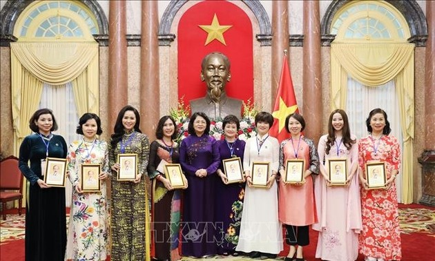 Vize-Staatspräsidentin Dang Thi Ngoc Thinh empfängt hervorragende Unternehmerinnen