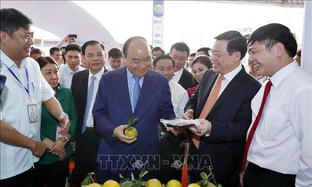 Premierminister Nguyen Xuan Phuc nimmt an der Eröffnung der Ausstellung über Neugestaltung ländlicher Räume teil
