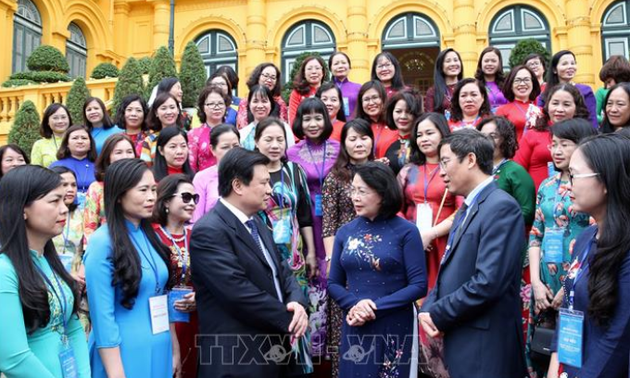 Vize-Staatspräsidentin Dang Thi Ngoc Thinh trifft Leiterinnen und Wissenschaftlerinnen im Bildungsbereich