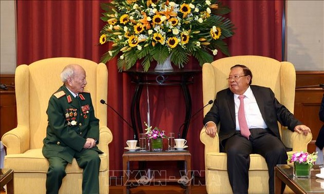 Laotischer Partei- und Staatschef Bounnhang Vorachith empfängt ehemalige freiwillige Soldaten und Experten Vietnams