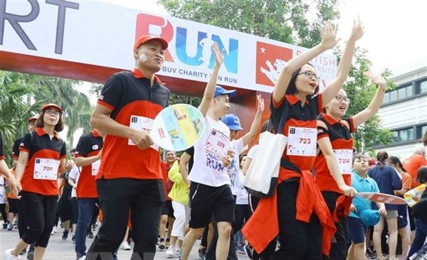 Fast 8000 Menschen nehmen am Ereignis Charity Fun Run in Hanoi teil