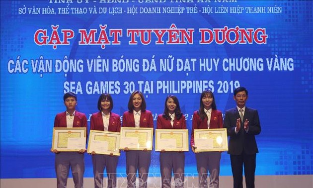 Auszeichnung der Fußballspielerinnen, die bei den  Südostasienspielen eine Goldmedaille gewonnen haben