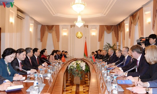 Parlamentspräsidentin Nguyen Thi Kim Ngan trifft weißrussischen Premierminister