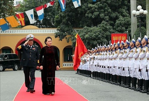 Parlamentspräsidentin Nguyen Thi Kim Ngan besucht Marinesoldaten