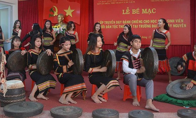 Dak Lak leitet die Liebe zur Gong-Kultur an Studenten weiter