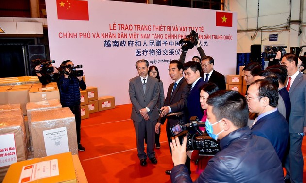 Vietnam überreicht China medizinische Geräte und Zubehör