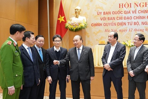Premierminister Nguyen Xuan Phuc leitet Sitzung der nationalen Kommission für E-Regierung