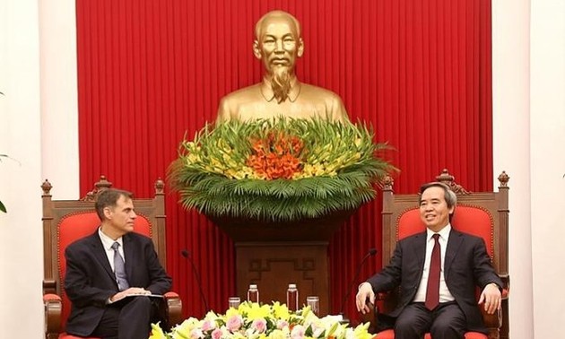 Leiter der Zentralwirtschaftskommission Nguyen Van Binh empfängt Vize-Assistenten des US-Finanzministers
