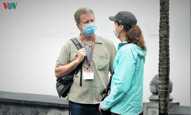 Ausländische Touristen unterstützen das Tragen der Mundschutzmasken auf öffentlichen Plätzen