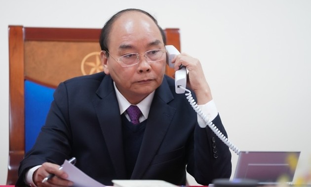 Premierminister Nguyen Xuan Phuc diskutiert die Covid-19-Bekämpfung mit Regierungschefs Japans und Tschechiens