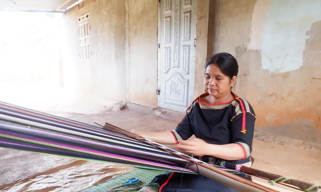 Frauen des Dorfes Knia in der Provinz Dak Lak bewahren das Brokatweben
