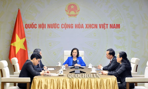 Parlamentspräsidentin Nguyen Thi Kim Ngan führt Telefongespräch mit ihrer laotischen Amtskollegin 