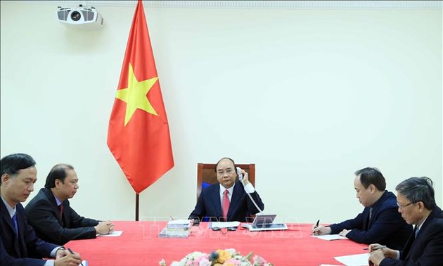 Premierminister Nguyen Xuan Phuc führt Telefongespräch mit seinem singapurischen Amtskollegen