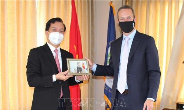 Vietnamesische Botschaft in den USA beschenkt DFC mit Mundschutzmasken