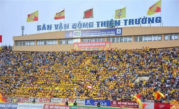 Reuters berichtet über das Bild der “Massen-Fans” in der vietnamesischen Fußballnationalmeisterschaft 2020