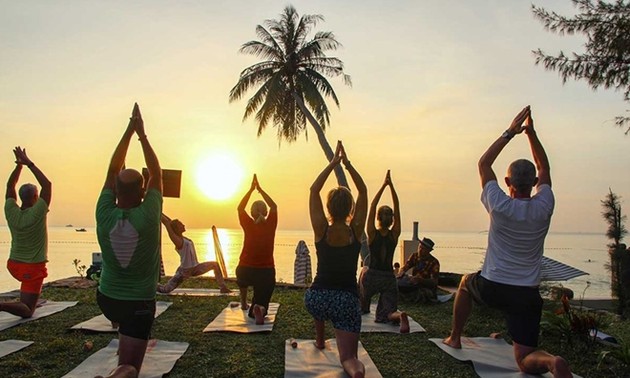 Indische Botschaft organisiert den internationalen Yogatag in Ha Long