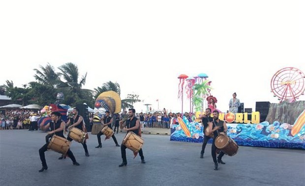 Lebendiges Karnevalsfest in der Küstenstadt Sam Son