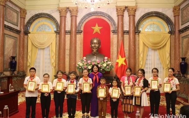 Vize-Staatspräsidentin Dang Thi Ngoc Thinh trifft hervorragende Kinder der Provinz Nghe An