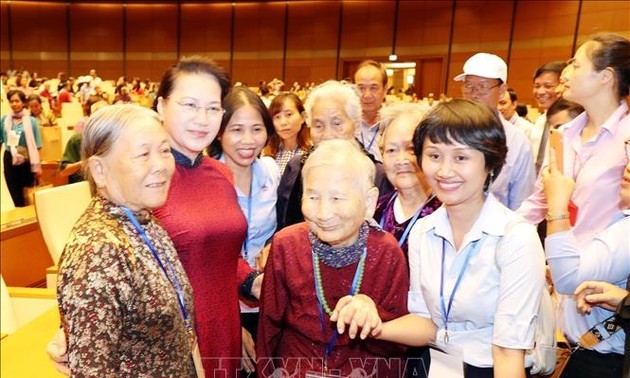 Parlamentspräsidentin Nguyen Thi Kim Ngan trifft Heldenmütter
