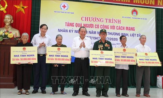 Programm “Menschen mit verdienstvollen Leistungen für die Revolution Geschenke überreichen” in Quang Tri