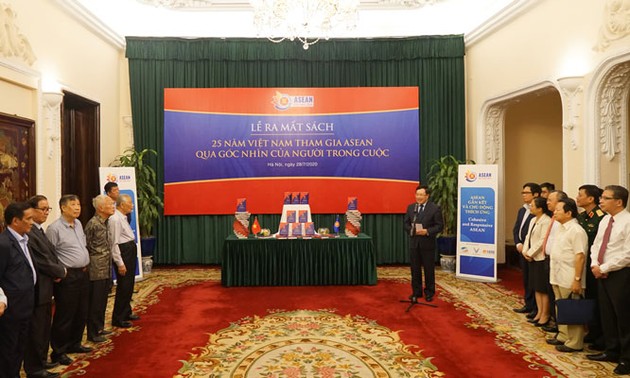 Veröffentlichung des Buches “25 Jahre ASEAN-Beitritt Vietnams aus der Sicht von Insidern”
