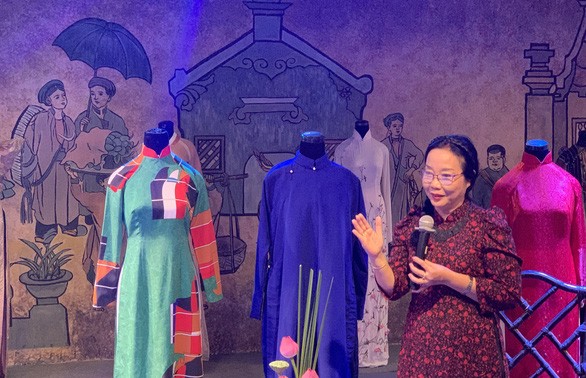 Ao Dai-Kleidung von Lehrern und Kulturaktivisten gesammelt