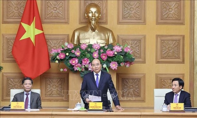 Premierminister Nguyen Xuan Phuc empfängt Vertreter der Unternehmen mit nationalen Marken 