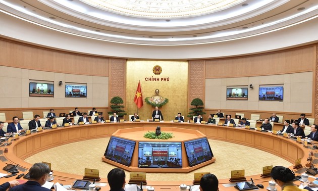 Premierminister Nguyen Xuan Phuc leitet Regierungssitzung für November