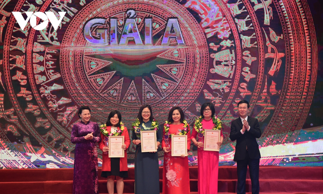 Die Parlamentspräsidentin nimmt an Verleihung des Pressepreises “75 Jahre der vietnamesischen Nationalversammlung” teil