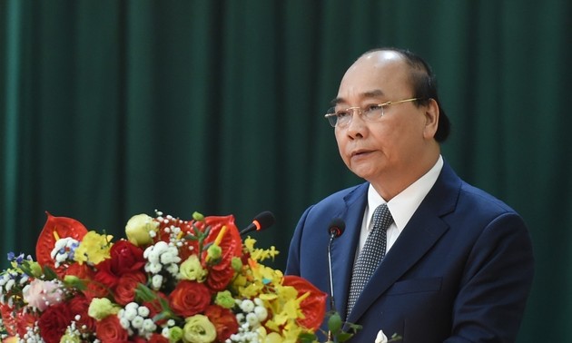 Premierminister Nguyen Xuan Phuc beglückwunscht die Luftverteidigungsdivision Hanoi zum Tetfest