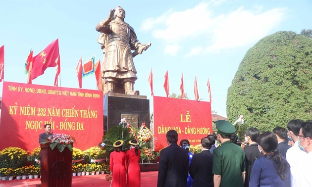 Räucherstäbchen zum Andenken an Soldaten Tay Son anlässlich des 232. Jahrestags des Sieges Ngoc Hoi – Dong Da anzünden