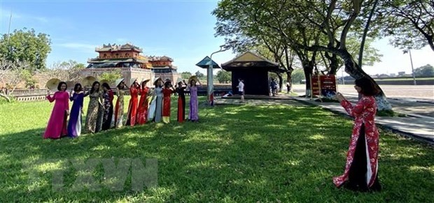 Gedenkstätte in Hue sind für Bürger, die Ao Dai tragen, kostenlos zugänglich