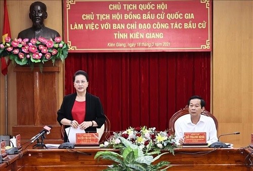 Parlamentspräsidentin Nguyen Thi Kim Ngan tagt mit dem Verwaltungsstab für Wahlen in der Provinz Kien Giang