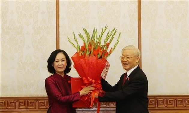 KPV-Generalsekretär Nguyen Phu Trong überreicht Entscheidungen bezüglich des Personals von Politbüro und Sekretariat