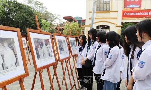 Ausstellung der Bilder des Präsidenten Ho Chi Minh mit Parlamentswahlen