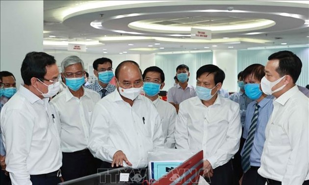 Staatspräsident Nguyen Xuan Phuc besucht einige große Medienanstalten in Ho-Chi-Minh-Stadt