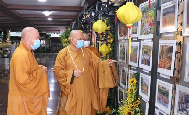 Fotoausstellung über buddhistische Aktivitäten zum 40. Gründungstag des vietnamesischen buddhistischen Verbands