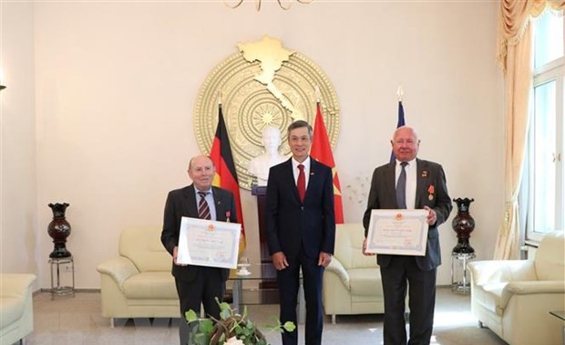 Verleihung des Freundschaftsordens des vietnamesischen Staates an zwei Deutsche