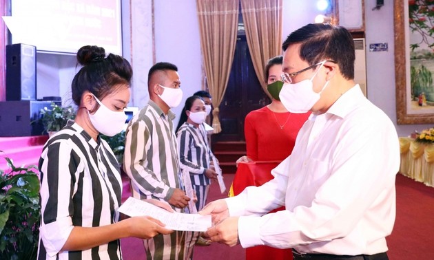 Vize-Premierminister Pham Binh Minh nimmt an der Veröffentlichung der Begnadigungsentscheidung in Thai Nguyen teil
