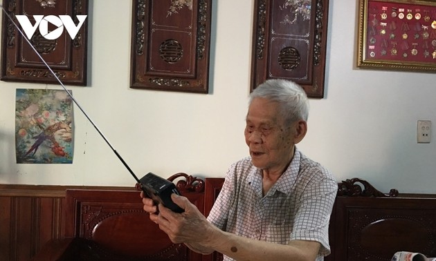 Menschen in Viet Bac mit dem Radiosender “Die Stimme Vietnams”
