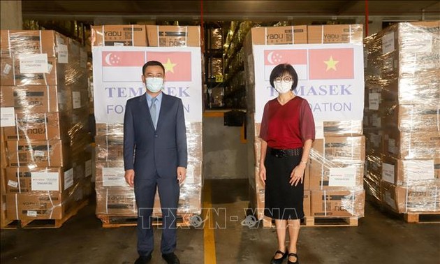 Vietnamesische Botschaft in Singapur empfängt Hilfgüter des Temasek-Fonds