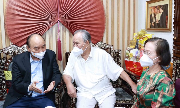 Staatspräsident Nguyen Xuan Phuc trifft einige Lehrer in Ho-Chi-Minh-Stadt
